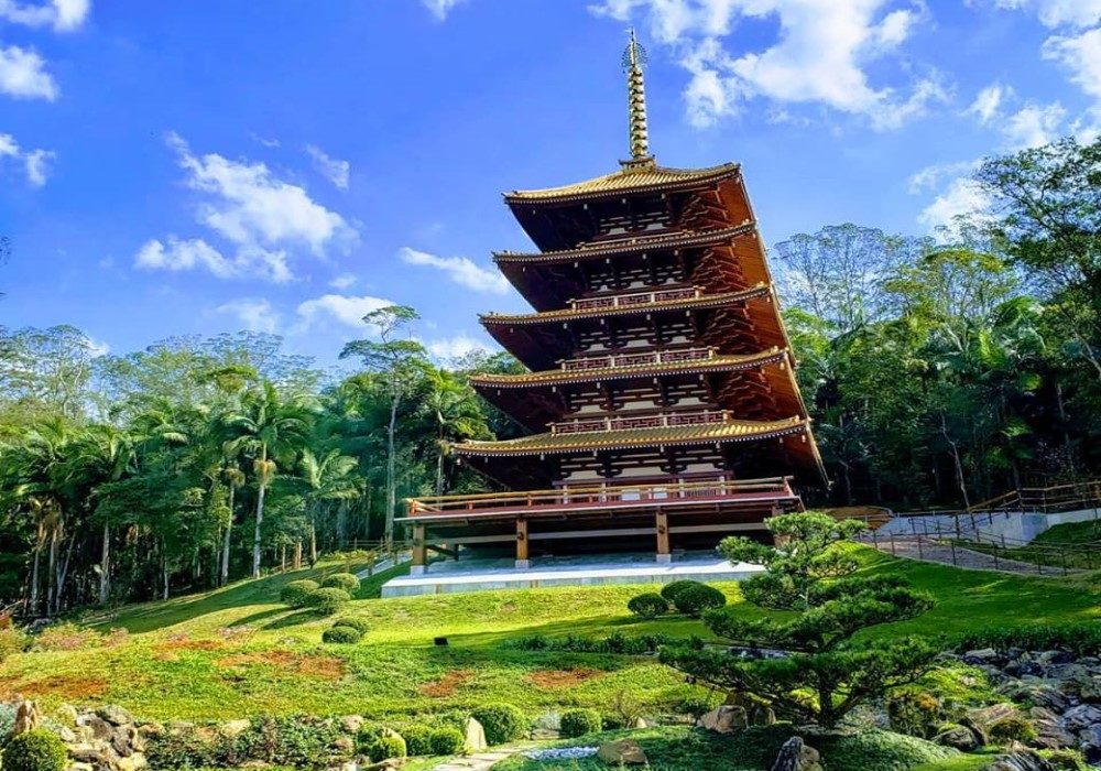  Torre de Miroku: Passeio de barco temático e templo japonês são atrações em Ribeirão Pires
