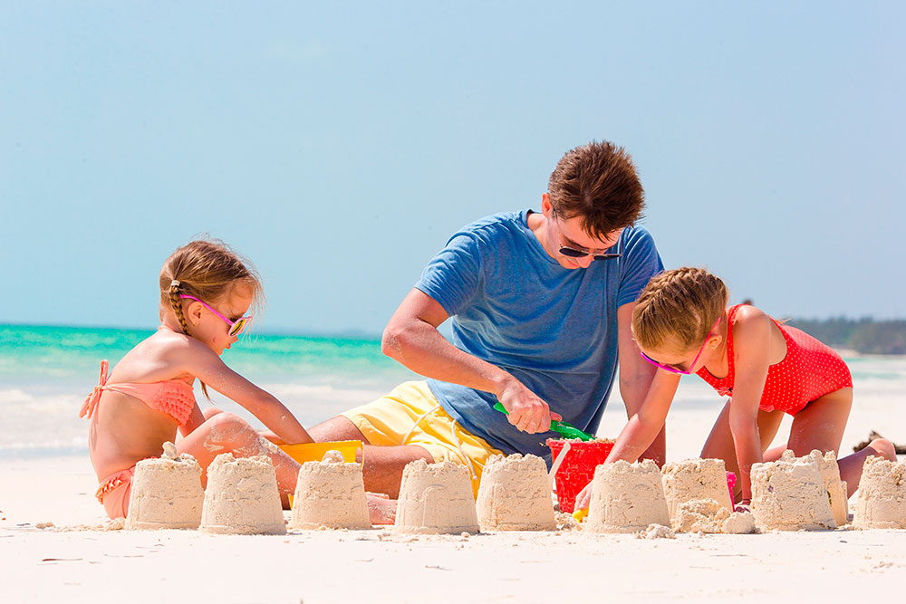crianças brincando na praia no vipzinho