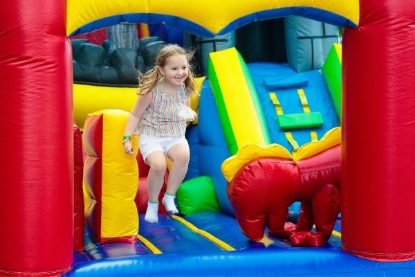  Brinquedos infláveis: Veja a importância para deixar as festas mais divertidas e onde encontrar