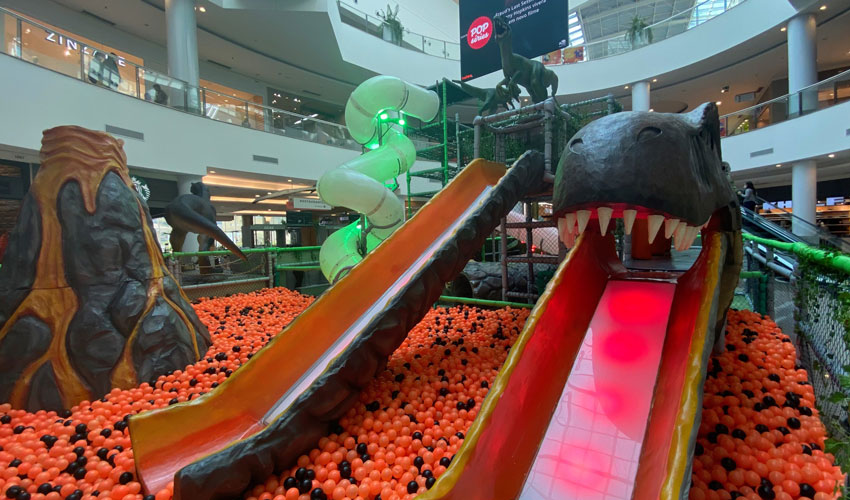 Dino World: Brinquedão e piscina de bolinhas temático de dinossauros agita o Mooca Plaza