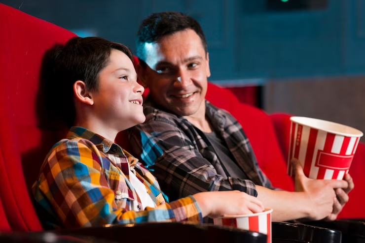 Cinemas cinema pai e filho assistindo filme