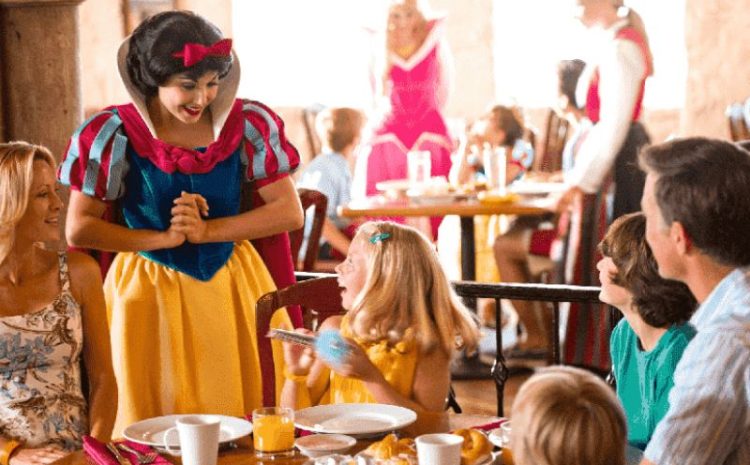  Disney no ABC Paulista: Mickey e Minnie recebem princesas em Café da Manhã especial de Natal