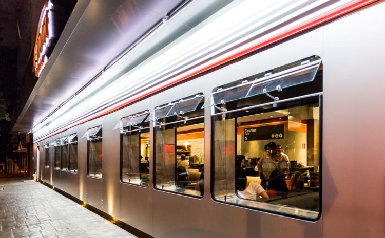 Restaurante inspirado em vagões de metrô faz encontro com personagens Disney em dezembro