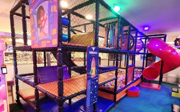  Churrascaria inaugura espaço kids GIGANTE que parece um parque de diversões indoor