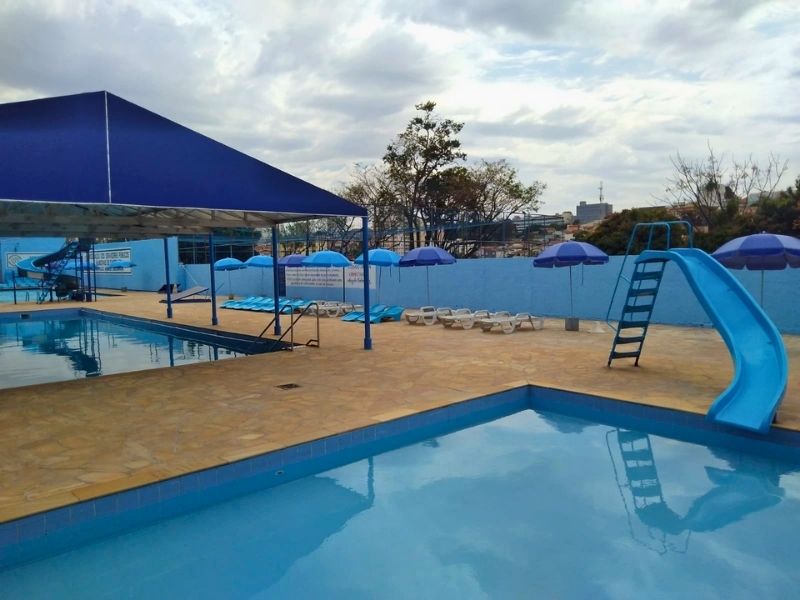 Com Day Use por R$38, clube tradicional vira refúgio com piscinas e ...